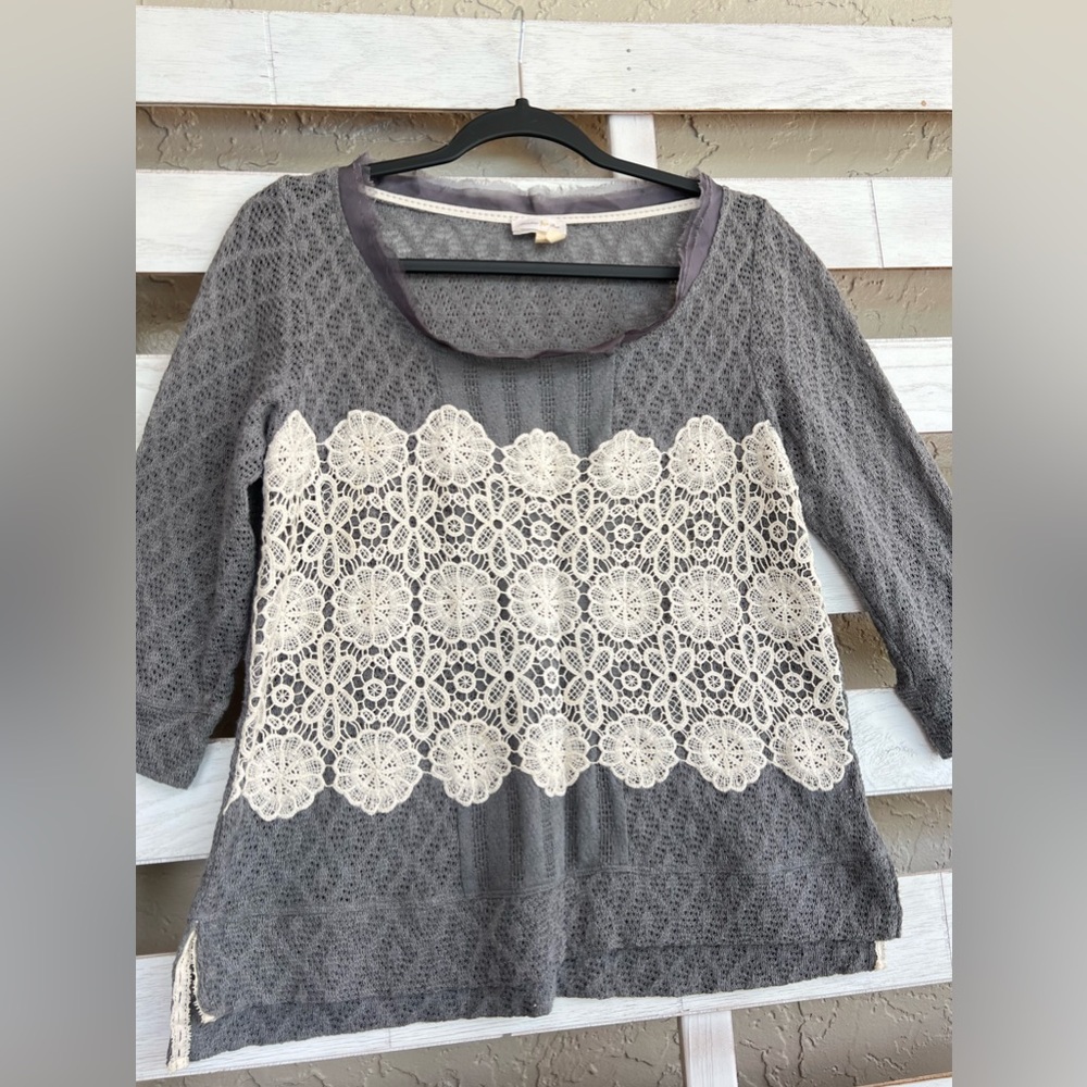 MEADOW RUE ANTHROPOLOGIE Gray Crochet Knit Lace Top Size M 3/4 Sleeve Crochet